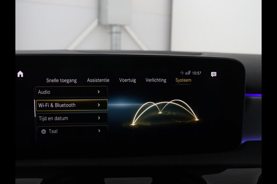 Mercedes-Benz A-Klasse 180 Business Solution AMG | Camera | Stoelverwarming | LED | Sfeerverlichting | Navigatie | AMG Line |