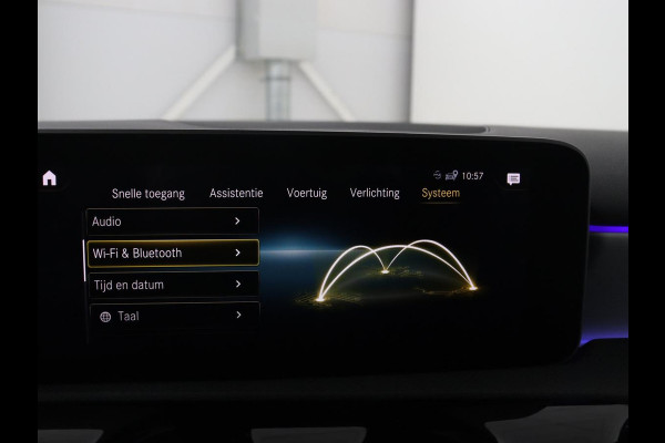 Mercedes-Benz A-Klasse 180 Business Solution AMG | Camera | Stoelverwarming | LED | Sfeerverlichting | Navigatie | AMG Line |