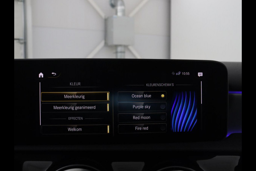 Mercedes-Benz A-Klasse 180 Business Solution AMG | Camera | Stoelverwarming | LED | Sfeerverlichting | Navigatie | AMG Line |