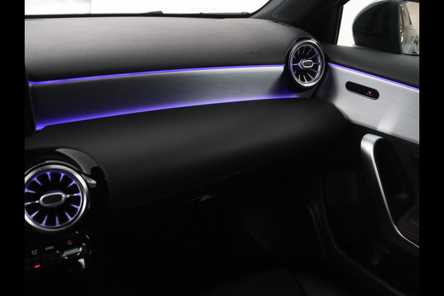Mercedes-Benz A-Klasse 180 Business Solution AMG | Camera | Stoelverwarming | LED | Sfeerverlichting | Navigatie | AMG Line |