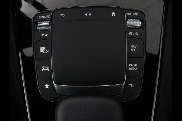 Mercedes-Benz A-Klasse 180 Business Solution AMG | Camera | Stoelverwarming | LED | Sfeerverlichting | Navigatie | AMG Line |