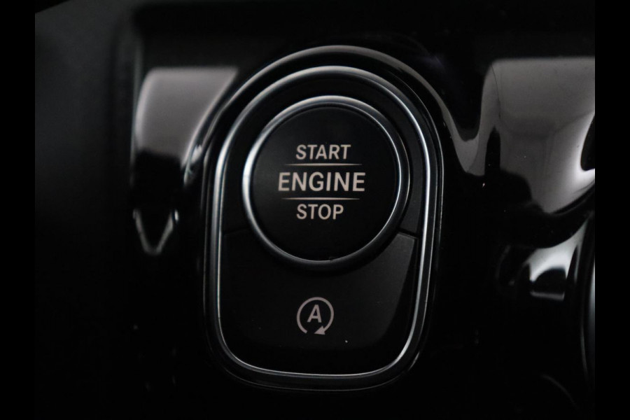 Mercedes-Benz A-Klasse 180 Business Solution AMG | Camera | Stoelverwarming | LED | Sfeerverlichting | Navigatie | AMG Line |