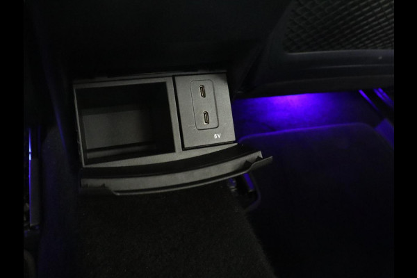 Mercedes-Benz A-Klasse 180 Business Solution AMG | Camera | Stoelverwarming | LED | Sfeerverlichting | Navigatie | AMG Line |