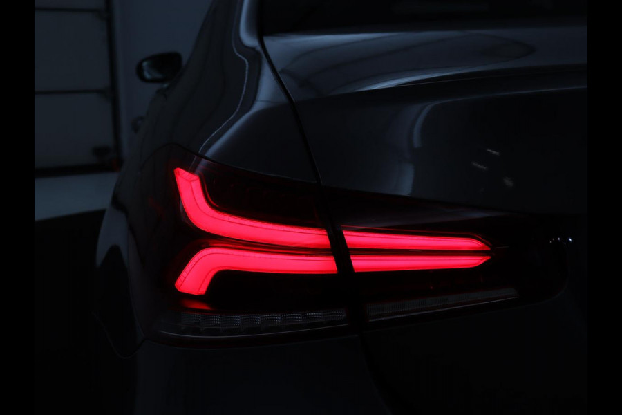 Mercedes-Benz A-Klasse 180 Business Solution AMG | Camera | Stoelverwarming | LED | Sfeerverlichting | Navigatie | AMG Line |