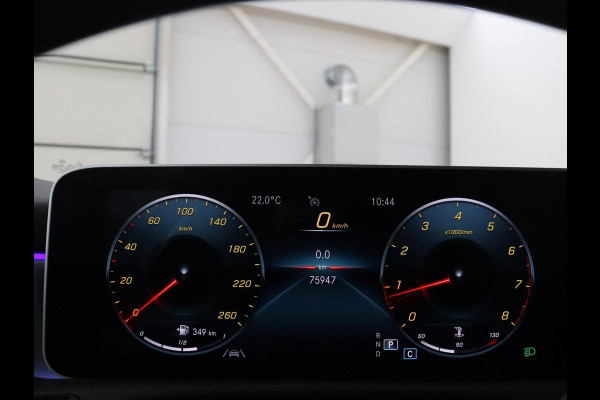 Mercedes-Benz A-Klasse 180 Business Solution AMG | Camera | Stoelverwarming | LED | Sfeerverlichting | Navigatie | AMG Line |