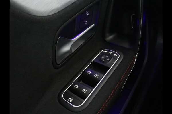 Mercedes-Benz A-Klasse 180 Business Solution AMG | Camera | Stoelverwarming | LED | Sfeerverlichting | Navigatie | AMG Line |