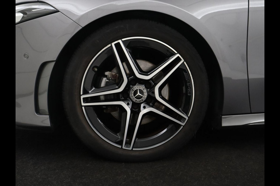 Mercedes-Benz A-Klasse 180 Business Solution AMG | Camera | Stoelverwarming | LED | Sfeerverlichting | Navigatie | AMG Line |