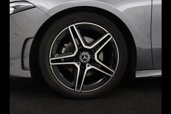 Mercedes-Benz A-Klasse 180 Business Solution AMG | Camera | Stoelverwarming | LED | Sfeerverlichting | Navigatie | AMG Line |