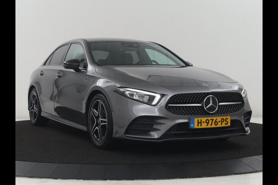Mercedes-Benz A-Klasse 180 Business Solution AMG | Camera | Stoelverwarming | LED | Sfeerverlichting | Navigatie | AMG Line |