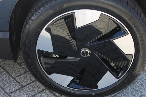 Volvo EX30 P5 Long Range Plus Europa 69 kWh Google infotainment / Getint glas vanaf de B-stijl / Stoelverwarming / Stuurwielverwarming / 19" lichtmetalen velgen