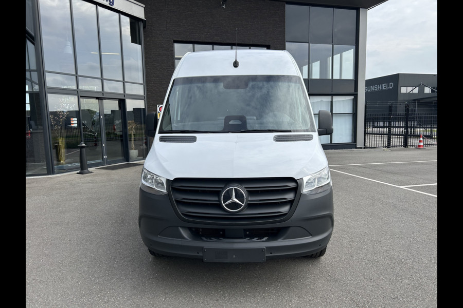 Mercedes-Benz eSprinter 320 L2 H2 Pro 81kWh / Snel laden 115Kw / Trekhaak / Parkeersensoren / MBUX / Navigatie / Camera / Cruise control / Airco / 270 G