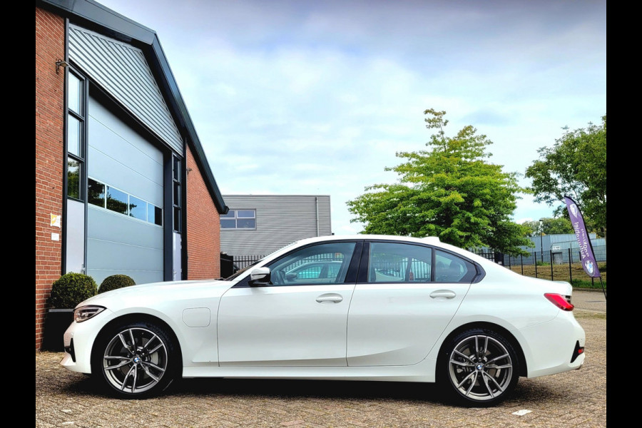 BMW 3-serie 330e Sport Line 292PK, M-stuur, HIFI, Leer, (1e eig. NL NAP)