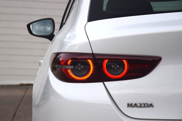 Mazda 3 2.0 e-SkyActiv-X M Hybrid 180 Luxury 360 CAMERA/FILE ASSISTENT/LEDEREN BEKLEDING