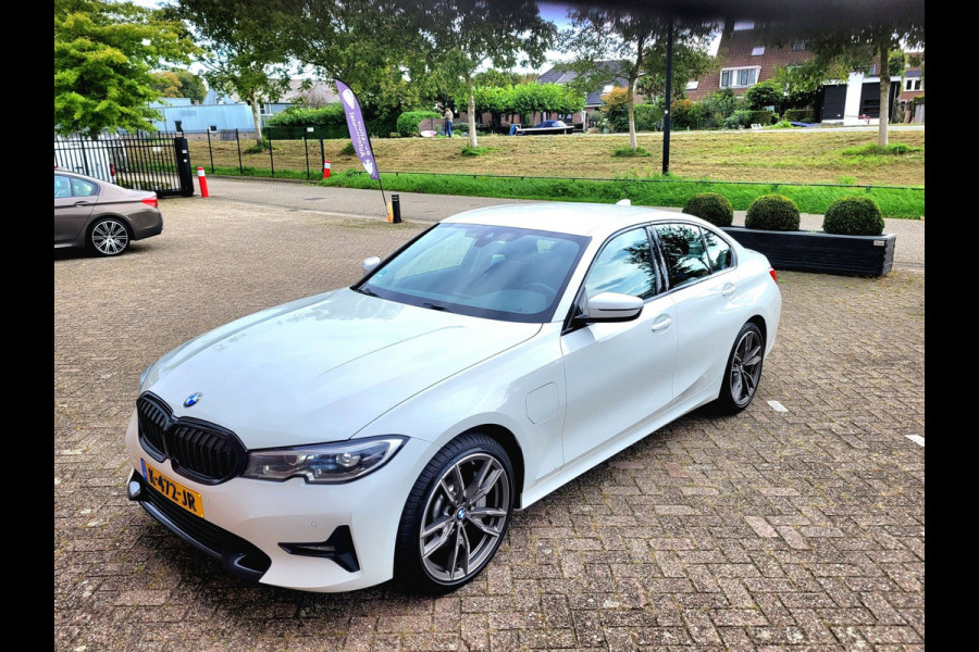 BMW 3-serie 330e Sport Line 292PK, M-stuur, HIFI, Leer, (1e eig. NL NAP)
