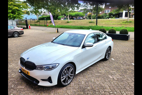 BMW 3-serie 330e Sport Line 292PK, M-stuur, HIFI, Leer, (1e eig. NL NAP)