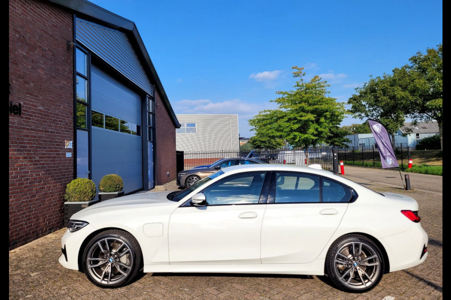 BMW 3-serie 330e Sport Line 292PK, M-stuur, HIFI, Leer, (1e eig. NL NAP)
