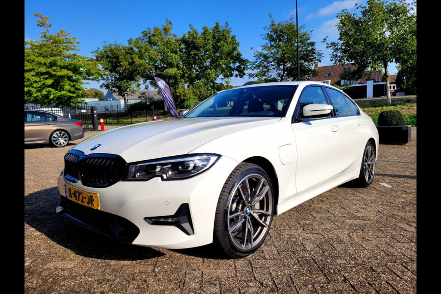 BMW 3-serie 330e Sport Line 292PK, M-stuur, HIFI, Leer, (1e eig. NL NAP)