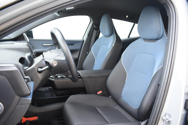 Volvo EX30 Single Motor Extended Range Plus 69 kWh / Adaptive Cruise Control / Harman Kardon / Stoelverwarming / Stuurverwarming / Achteruitrijcamera / Elektrische achterklep / Parkeersensoren V+A / Trekhaak elektrisch uitklapbaar