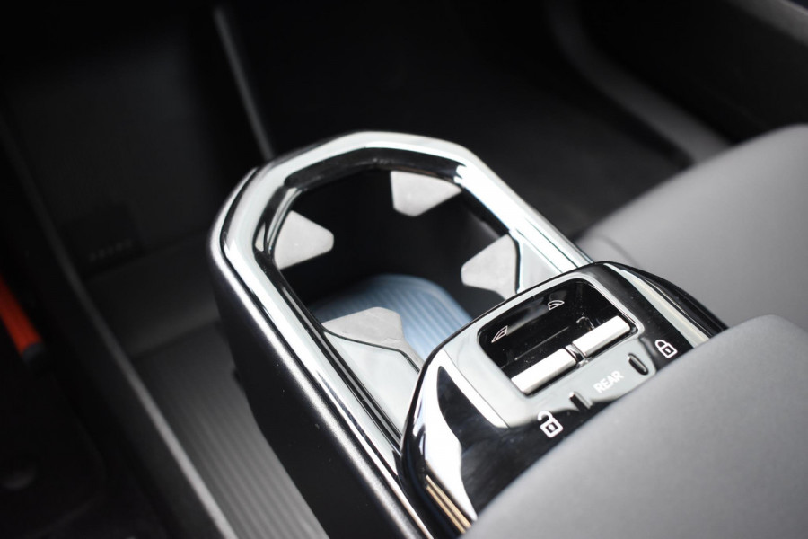 Volvo EX30 Single Motor Extended Range Plus 69 kWh / Adaptive Cruise Control / Harman Kardon / Stoelverwarming / Stuurverwarming / Achteruitrijcamera / Elektrische achterklep / Parkeersensoren V+A / Trekhaak elektrisch uitklapbaar