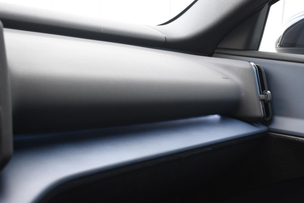 Volvo EX30 Single Motor Extended Range Plus 69 kWh / Adaptive Cruise Control / Harman Kardon / Stoelverwarming / Stuurverwarming / Achteruitrijcamera / Elektrische achterklep / Parkeersensoren V+A / Trekhaak elektrisch uitklapbaar