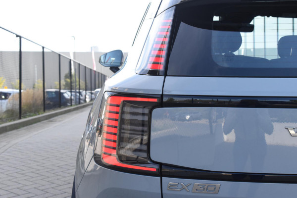 Volvo EX30 Single Motor Extended Range Plus 69 kWh / Adaptive Cruise Control / Harman Kardon / Stoelverwarming / Stuurverwarming / Achteruitrijcamera / Elektrische achterklep / Parkeersensoren V+A / Trekhaak elektrisch uitklapbaar