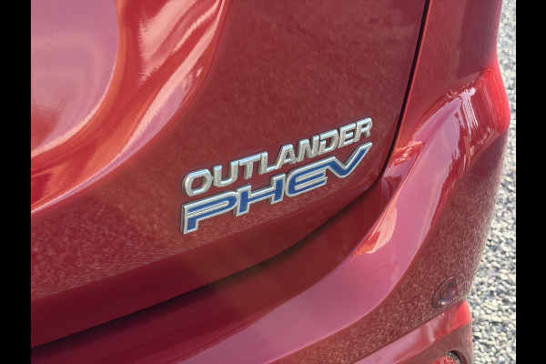 Mitsubishi Outlander 2.4 PHEV Intense ✓1e Eigenaar✓Trakhaak✓SOH 67%✓Carplay✓Camera✓Alcantara-Leder✓Stoelverw-Stoelverkoeling✓Clima✓Cruise✓Pdc V+A✓Keyless✓Net beurt gehad✓18" Lmv✓N.A.P✓Apk tot 10-2027