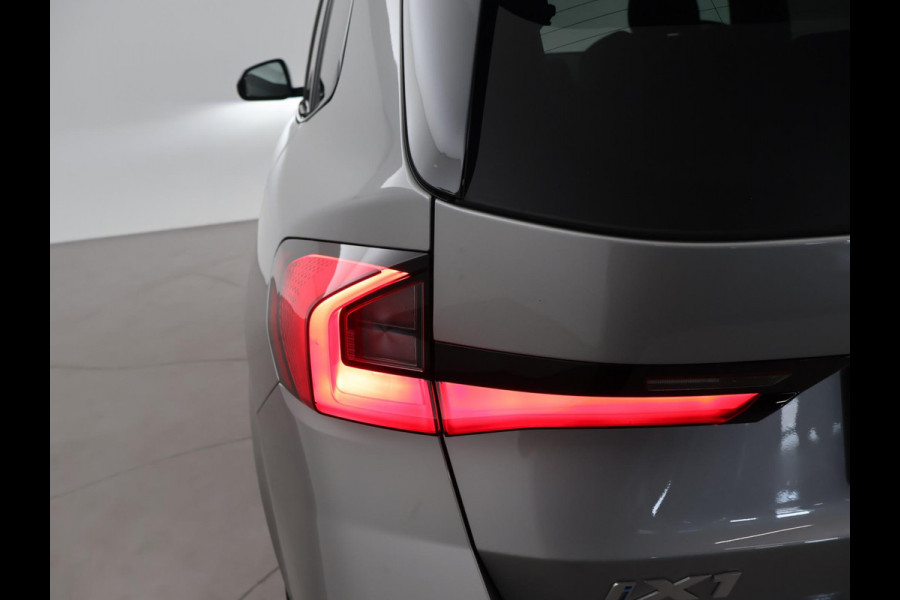 BMW iX1 eDrive20 67 kWh M SPORT EDITION *NIEUW* + TREKHAAK WEGKL. | ADAPTIVE CRUISE | 19 INCH | PREMIUM PACK