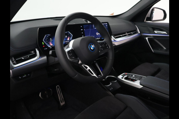 BMW iX1 eDrive20 67 kWh M SPORT EDITION *NIEUW* + TREKHAAK WEGKL. | ADAPTIVE CRUISE | 19 INCH | PREMIUM PACK