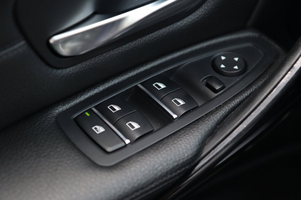 BMW 3 Serie 318i High Executive / SCHUIFDAK / LEDER / CARPLAY / STOELVERW