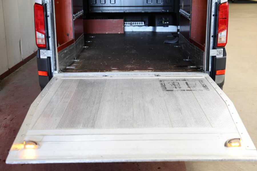 Volkswagen Crafter 2.0 TDI AUTOMAAT L3H3 LAADKLEP EN TREKHAAK