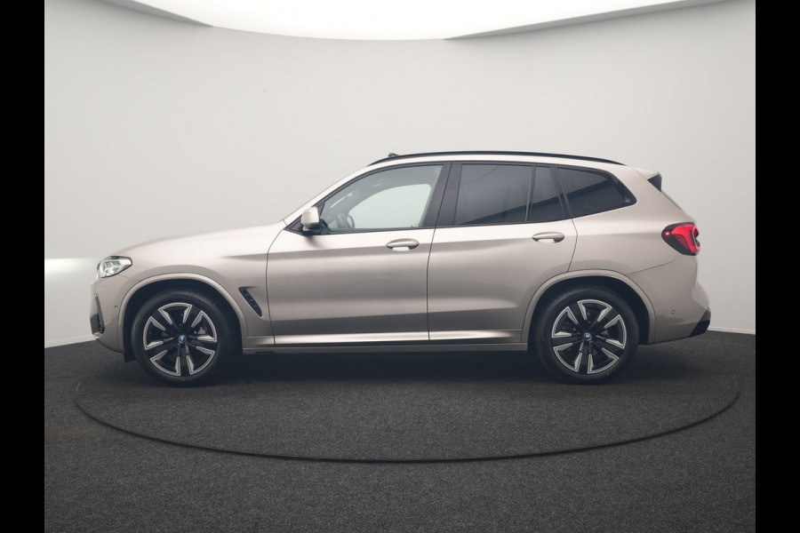 BMW iX3 M Sport 80 kWh 286pk Dealer O.H | Panodak | Adaptive Cruise | Camera | Lederen Sportstoelen Memory & Verwarmd | Sfeerverlichting | Blis | Apple Carplay | Navigatie | DAB | 19"L.M
