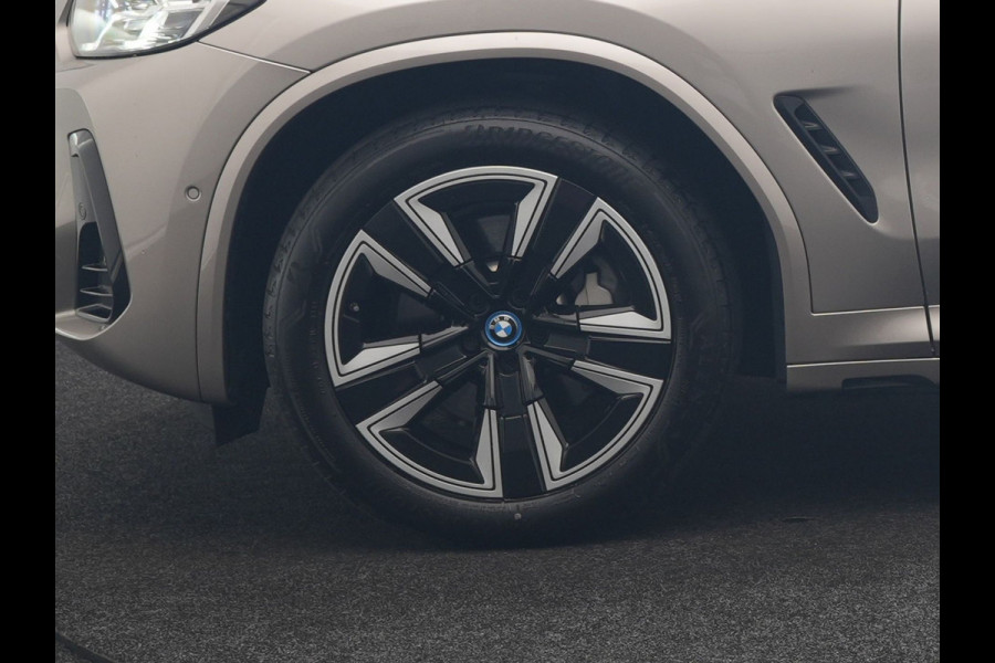 BMW iX3 M Sport 80 kWh 286pk Dealer O.H | Panodak | Adaptive Cruise | Camera | Lederen Sportstoelen Memory & Verwarmd | Sfeerverlichting | Blis | Apple Carplay | Navigatie | DAB | 19"L.M