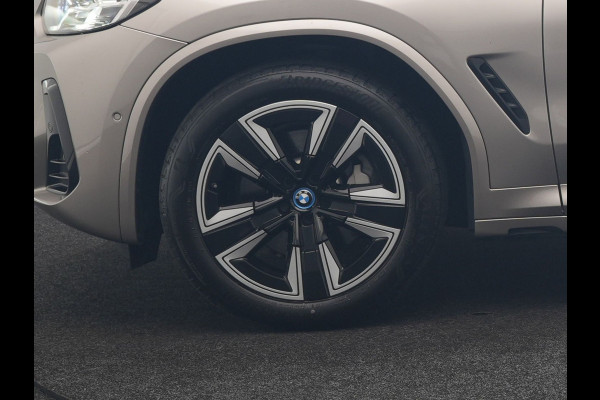 BMW iX3 M Sport 80 kWh 286pk Dealer O.H | Panodak | Adaptive Cruise | Camera | Lederen Sportstoelen Memory & Verwarmd | Sfeerverlichting | Blis | Apple Carplay | Navigatie | DAB | 19"L.M