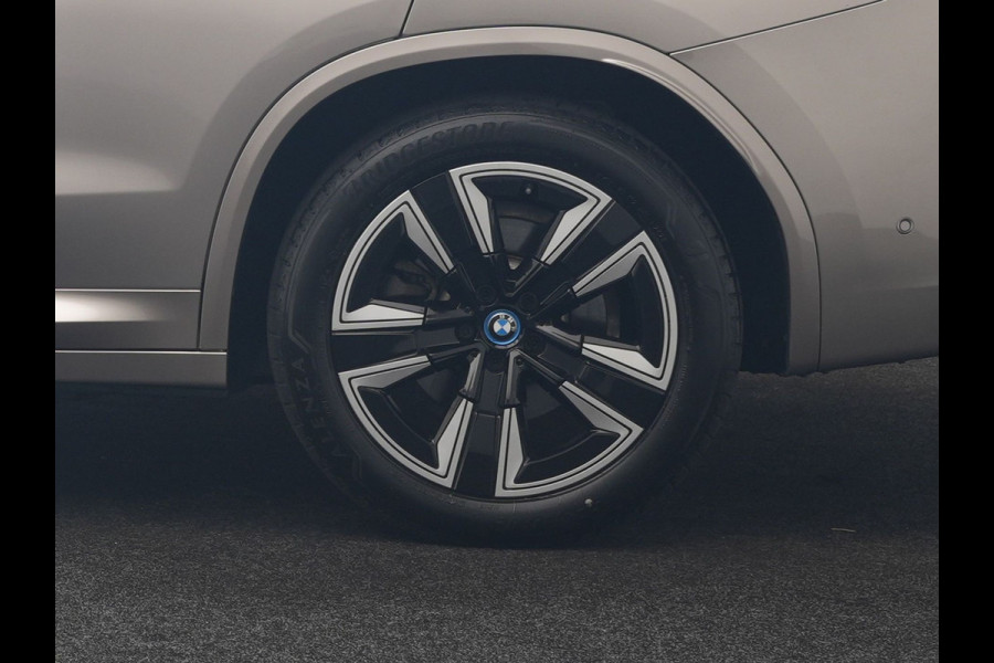 BMW iX3 M Sport 80 kWh 286pk Dealer O.H | Panodak | Adaptive Cruise | Camera | Lederen Sportstoelen Memory & Verwarmd | Sfeerverlichting | Blis | Apple Carplay | Navigatie | DAB | 19"L.M