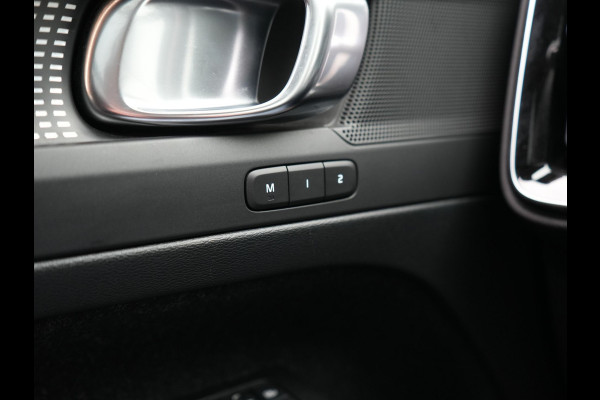Volvo XC40 T5 Recharge R-Design PHEV 262pk | Panodak | Adaptive Cruise | Camera | Alcantara Sportstoelen Memory & Verwarmd | Stuur Verwarmd | Keyless | BLIS | Apple Carplay | Navigatie | DAB | 20"L.M | Plug in Hybrid |