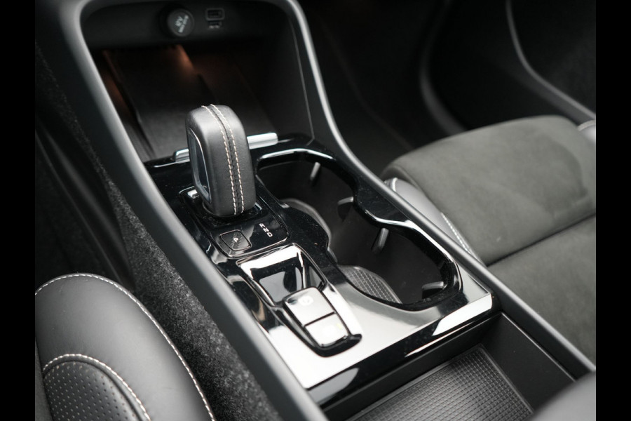 Volvo XC40 T5 Recharge R-Design PHEV 262pk | Panodak | Adaptive Cruise | Camera | Alcantara Sportstoelen Memory & Verwarmd | Stuur Verwarmd | Keyless | BLIS | Apple Carplay | Navigatie | DAB | 20"L.M | Plug in Hybrid |