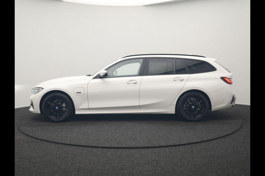 BMW 3 Serie Touring 330e Sportline PHEV 293pk | Trekhaak Af Fabriek | Adaptive Cruise | Head Up | 360 Camera | Lederen Sportstoelen Verwarmd | BLIS | Apple Carplay | Navigatie | DAB | Plug In Hybrid |