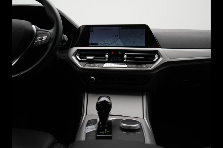 BMW 3 Serie Touring 330e Sportline PHEV 293pk | Trekhaak Af Fabriek | Adaptive Cruise | Head Up | 360 Camera | Lederen Sportstoelen Verwarmd | BLIS | Apple Carplay | Navigatie | DAB | Plug In Hybrid |