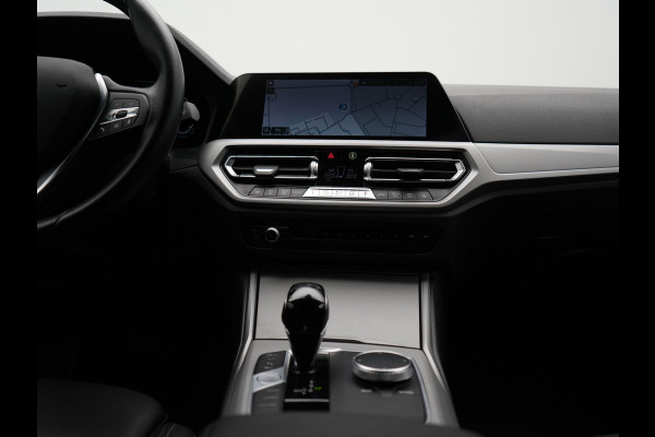 BMW 3 Serie Touring 330e Sportline PHEV 293pk | Trekhaak Af Fabriek | Adaptive Cruise | Head Up | 360 Camera | Lederen Sportstoelen Verwarmd | BLIS | Apple Carplay | Navigatie | DAB | Plug In Hybrid |