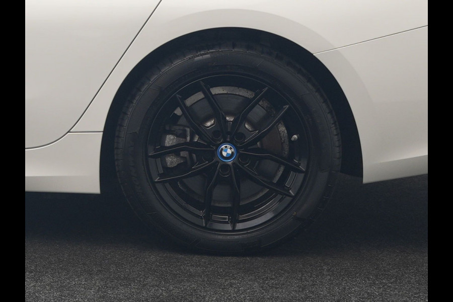 BMW 3 Serie Touring 330e Sportline PHEV 293pk | Trekhaak Af Fabriek | Adaptive Cruise | Head Up | 360 Camera | Lederen Sportstoelen Verwarmd | BLIS | Apple Carplay | Navigatie | DAB | Plug In Hybrid |