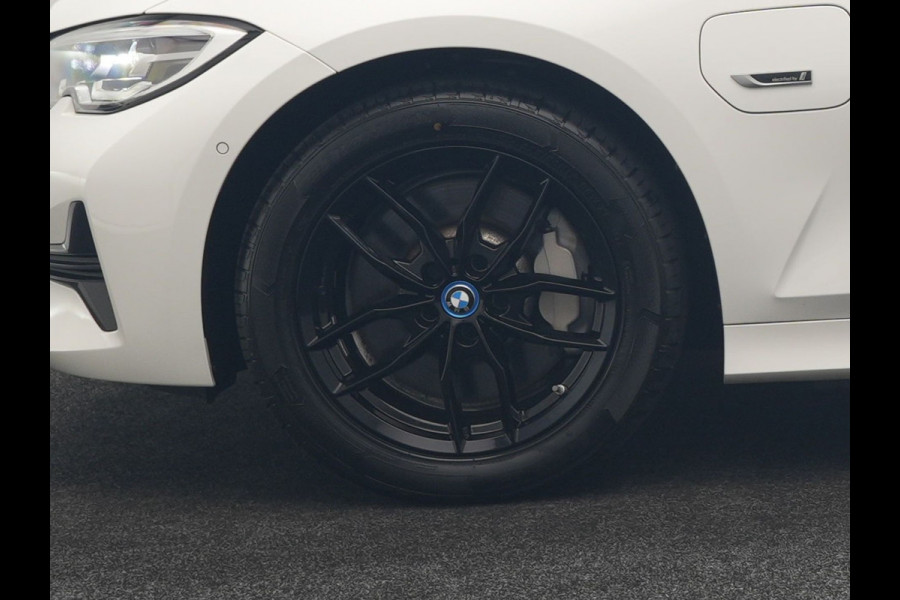 BMW 3 Serie Touring 330e Sportline PHEV 293pk | Trekhaak Af Fabriek | Adaptive Cruise | Head Up | 360 Camera | Lederen Sportstoelen Verwarmd | BLIS | Apple Carplay | Navigatie | DAB | Plug In Hybrid |