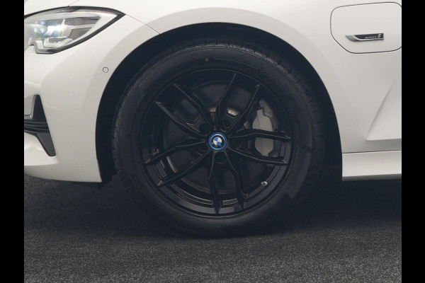 BMW 3 Serie Touring 330e Sportline PHEV 293pk | Trekhaak Af Fabriek | Adaptive Cruise | Head Up | 360 Camera | Lederen Sportstoelen Verwarmd | BLIS | Apple Carplay | Navigatie | DAB | Plug In Hybrid |