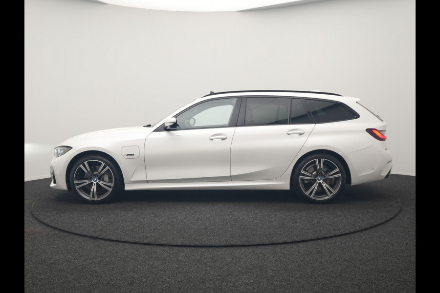 BMW 3 Serie Touring 330e M Sport PHEV 293pk Dealer O.H. | Panodak | Laser LED | Head Up | Adaptief Onderstel | Camera | Lederen Sportstoelen & Stuur Verwarmd | Sfeerverlichting | Keyless | BLIS | Apple Carplay | Virtual | Navigatie | DAB | Plug In Hybrid |