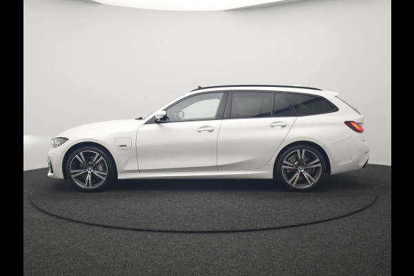 BMW 3 Serie Touring 330e M Sport PHEV 293pk Dealer O.H. | Panodak | Laser LED | Head Up | Adaptief Onderstel | Camera | Lederen Sportstoelen & Stuur Verwarmd | Sfeerverlichting | Keyless | BLIS | Apple Carplay | Virtual | Navigatie | DAB | Plug In Hybrid |