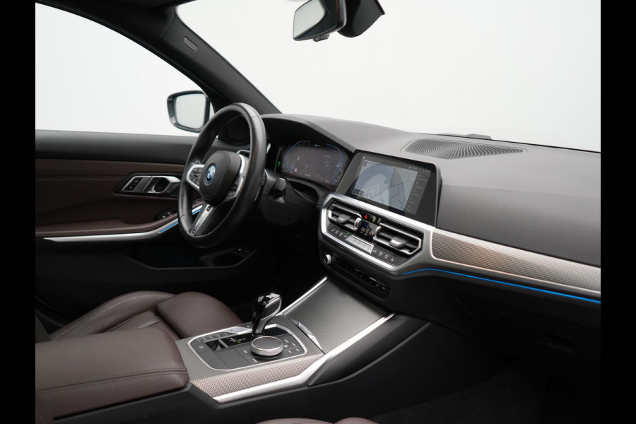 BMW 3 Serie Touring 330e M Sport PHEV 293pk Dealer O.H. | Panodak | Laser LED | Head Up | Adaptief Onderstel | Camera | Lederen Sportstoelen & Stuur Verwarmd | Sfeerverlichting | Keyless | BLIS | Apple Carplay | Virtual | Navigatie | DAB | Plug In Hybrid |