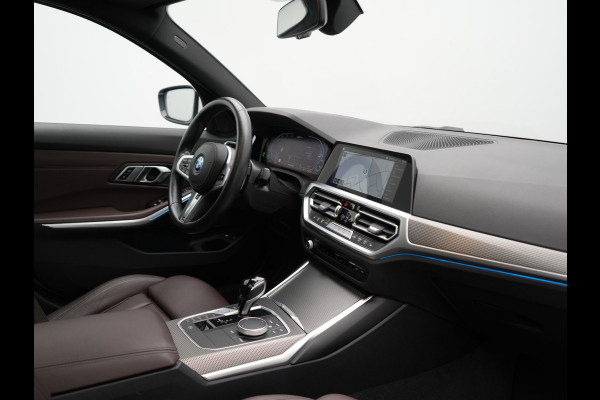 BMW 3 Serie Touring 330e M Sport PHEV 293pk Dealer O.H. | Panodak | Laser LED | Head Up | Adaptief Onderstel | Camera | Lederen Sportstoelen & Stuur Verwarmd | Sfeerverlichting | Keyless | BLIS | Apple Carplay | Virtual | Navigatie | DAB | Plug In Hybrid |