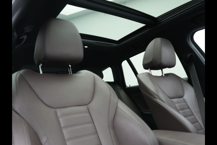 BMW 3 Serie Touring 330e M Sport PHEV 293pk Dealer O.H. | Panodak | Laser LED | Head Up | Adaptief Onderstel | Camera | Lederen Sportstoelen & Stuur Verwarmd | Sfeerverlichting | Keyless | BLIS | Apple Carplay | Virtual | Navigatie | DAB | Plug In Hybrid |