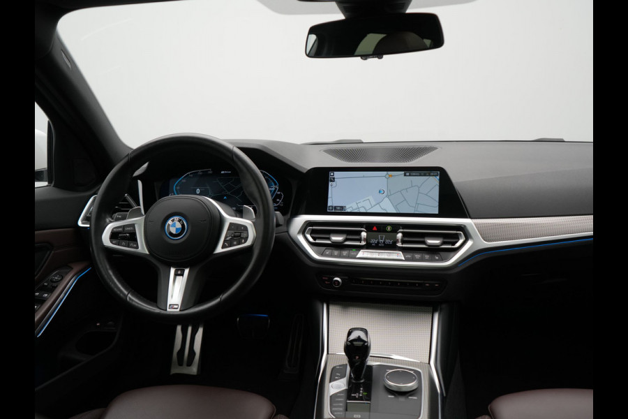 BMW 3 Serie Touring 330e M Sport PHEV 293pk Dealer O.H. | Panodak | Laser LED | Head Up | Adaptief Onderstel | Camera | Lederen Sportstoelen & Stuur Verwarmd | Sfeerverlichting | Keyless | BLIS | Apple Carplay | Virtual | Navigatie | DAB | Plug In Hybrid |
