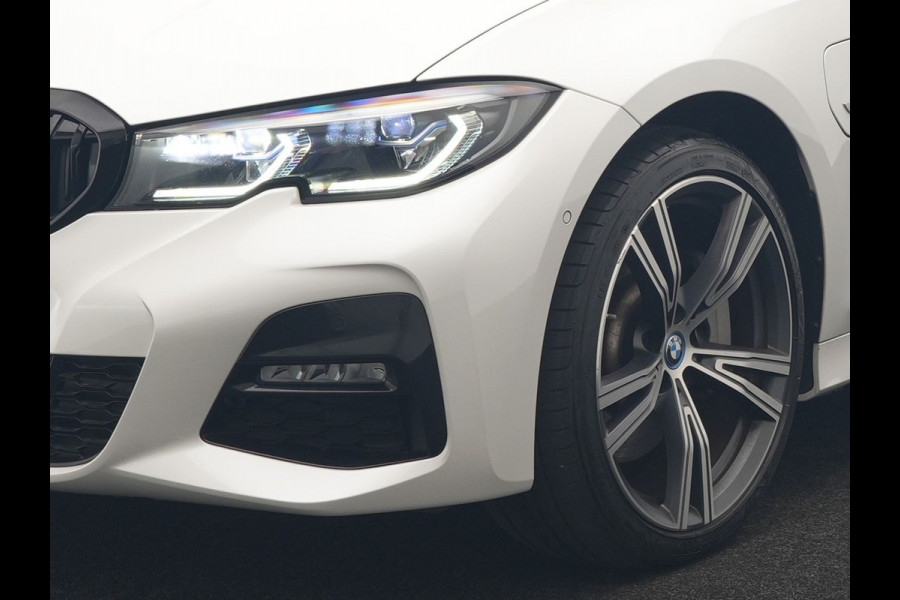 BMW 3 Serie Touring 330e M Sport PHEV 293pk Dealer O.H. | Panodak | Laser LED | Head Up | Adaptief Onderstel | Camera | Lederen Sportstoelen & Stuur Verwarmd | Sfeerverlichting | Keyless | BLIS | Apple Carplay | Virtual | Navigatie | DAB | Plug In Hybrid |