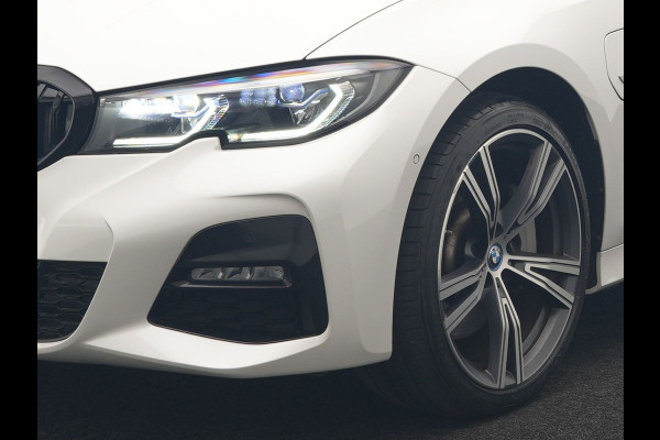 BMW 3 Serie Touring 330e M Sport PHEV 293pk Dealer O.H. | Panodak | Laser LED | Head Up | Adaptief Onderstel | Camera | Lederen Sportstoelen & Stuur Verwarmd | Sfeerverlichting | Keyless | BLIS | Apple Carplay | Virtual | Navigatie | DAB | Plug In Hybrid |